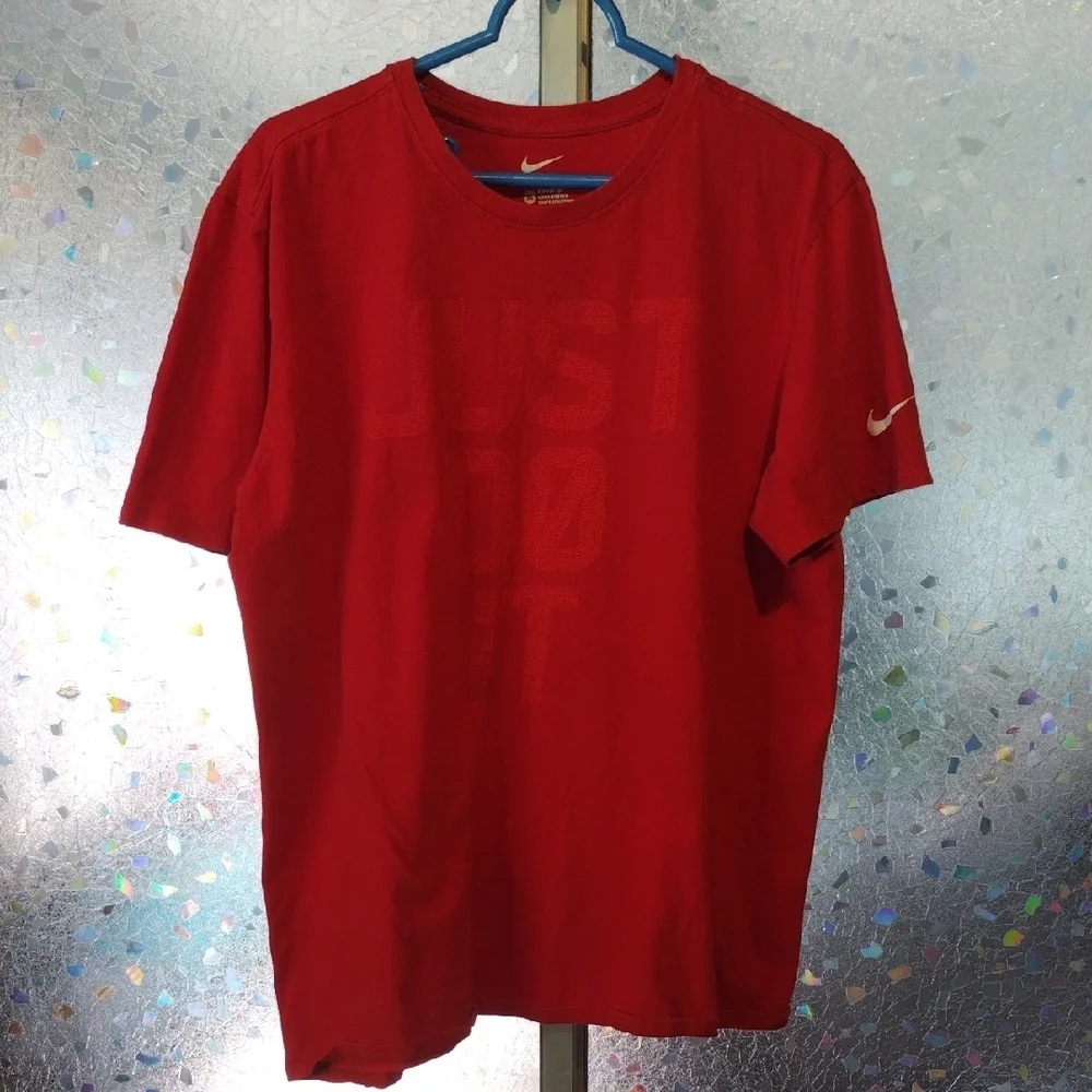 Nike Men's Red 'Just Do It' T-Shirt - Picture 11 of 11